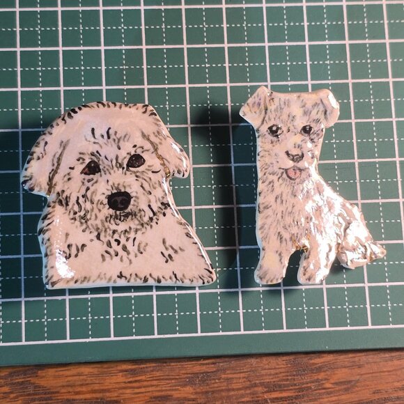 Two ceramic white dog brooches. Bichon Frise? West Highland White? Malti-poo? - Picture 4 of 4